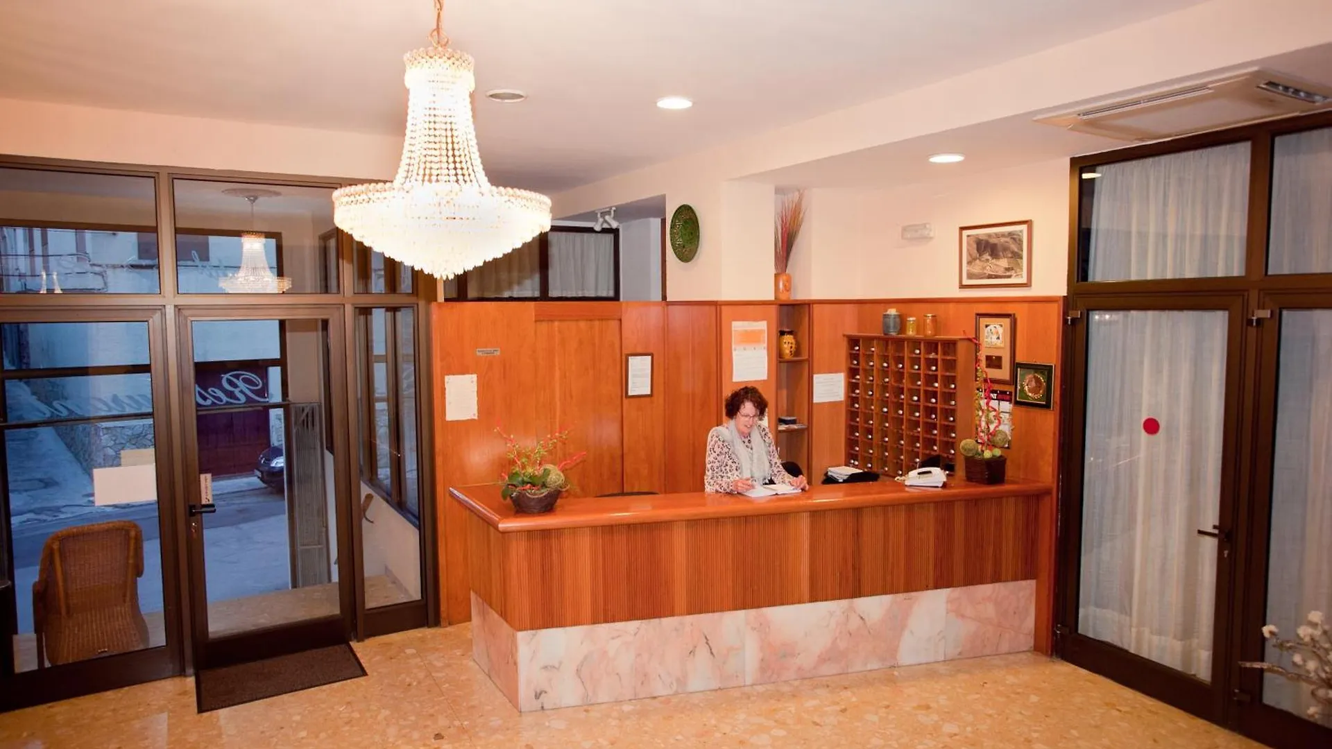 Hotel Beri Llança 2*,